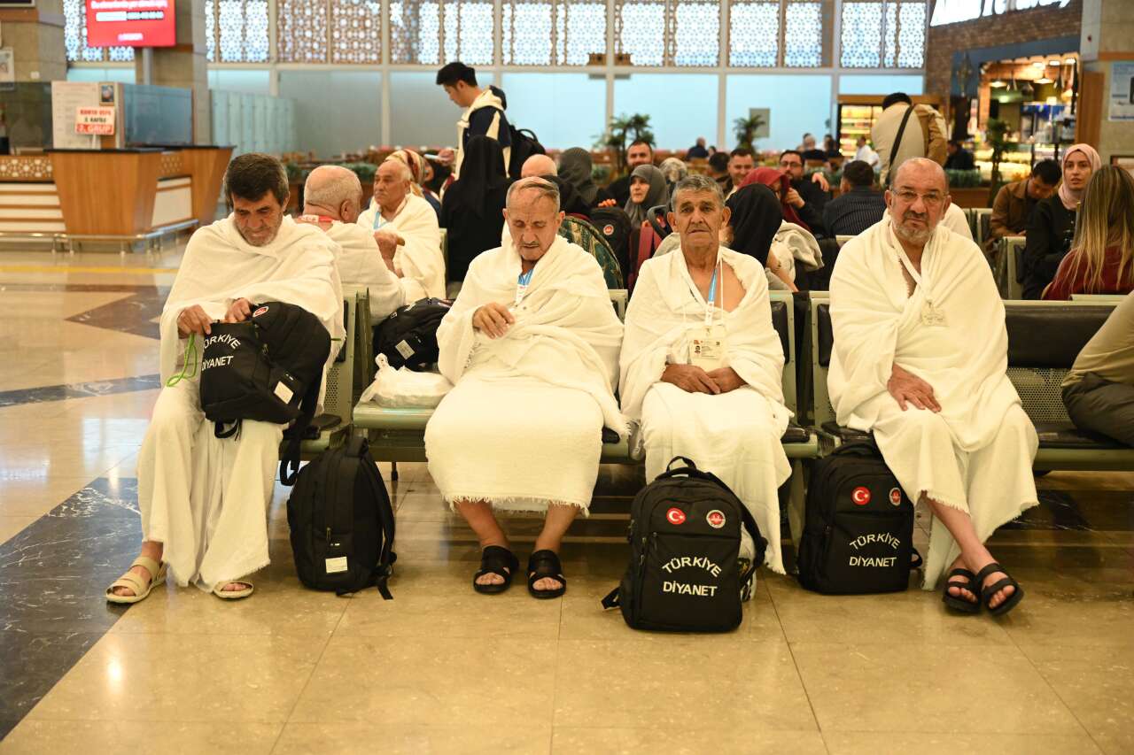 Konya’da kutsal yolculuk! Vefa Umresi’nin üçüncü kafilesi dualarla uğurlandı 9